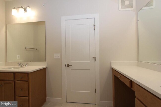 Building Photo - 43808 Middleway Ter