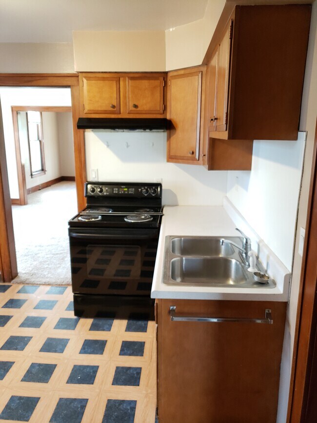 Building Photo - 558 Monroe St