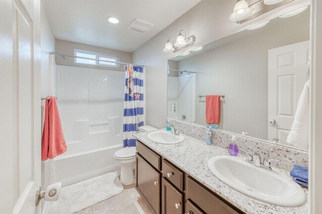 Building Photo - Beautiful 4 Bedroom 2.5 Baths in Clovis