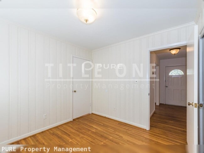 Building Photo - Price Drop Alert!   3 bed 1/5bath Home. Av...