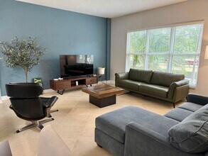 Building Photo - 2609 NE 14th Ave