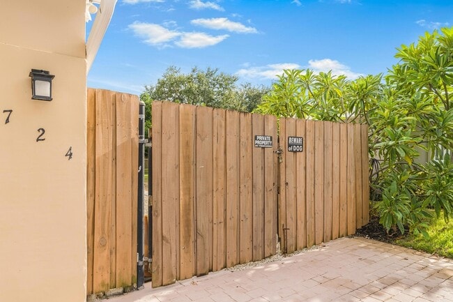 Building Photo - 724 NE 2nd St