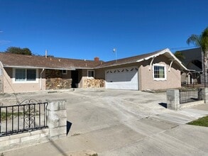 Building Photo - 3 bedroom house with breezy backyard and v...