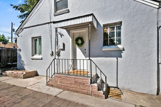 Building Photo - 4 bed 1 bath Home Available Now in Westwood!