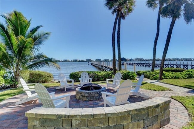 Building Photo - 1320 S Lakeside Dr