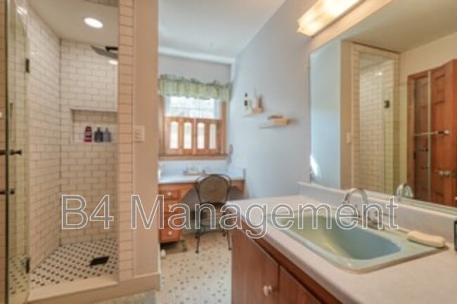 Building Photo - 524 Overland Dr