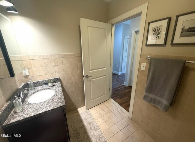 Building Photo - 733 Broadway