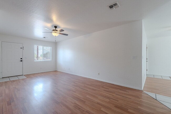 Building Photo - 402 N 101st Pl
