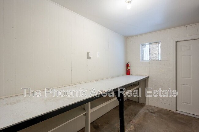 Building Photo - 522 E Balboa Dr