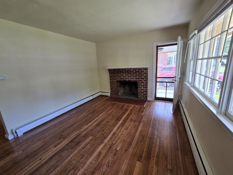 Building Photo - 6012 Mann Ave
