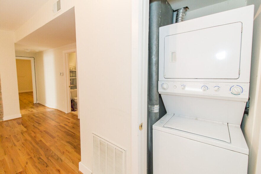 Building Photo - 927 W Sunnyside Ave