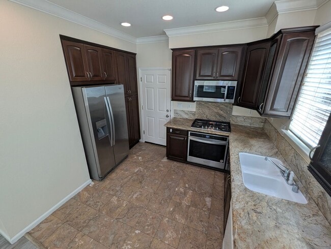 Building Photo - Well-Appointed Fairfield 3/2.5 Home with E...