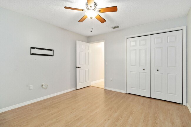 Building Photo - Beautiful Modern 2/1 Townhome in St. Cloud's Pine Lake Villas