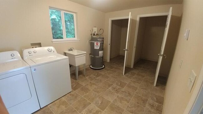 Building Photo - 1433 E Dearborn Ave