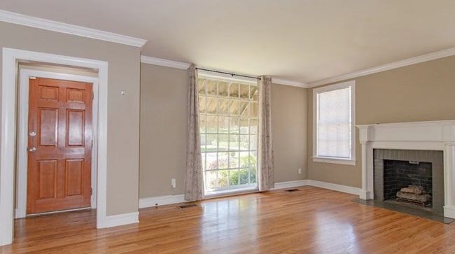 Building Photo - Cute Curb Appeal and fresh updates!