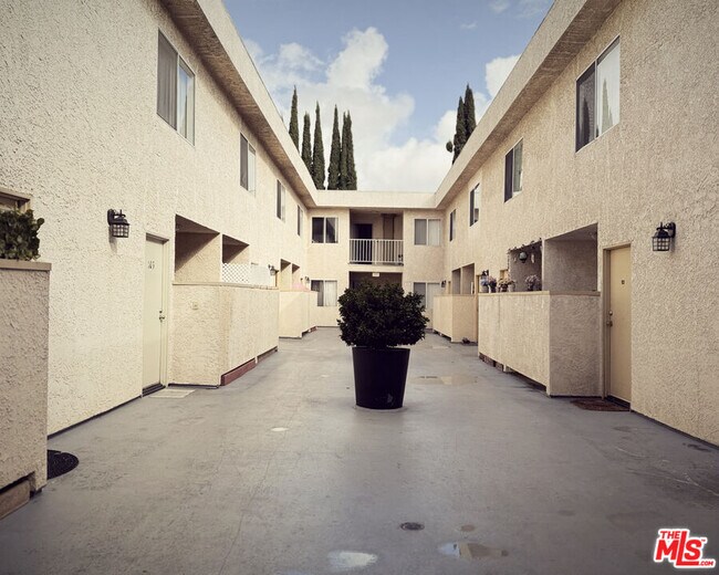 Building Photo - 16037 Vanowen St