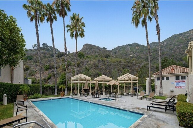 Building Photo - 718 Palisades Dr