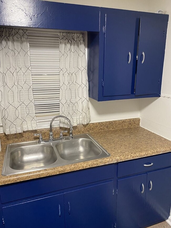 Building Photo - ! This charming one-bedroom oasis is now available, and it comes with a fantastic 2-year lease. D...