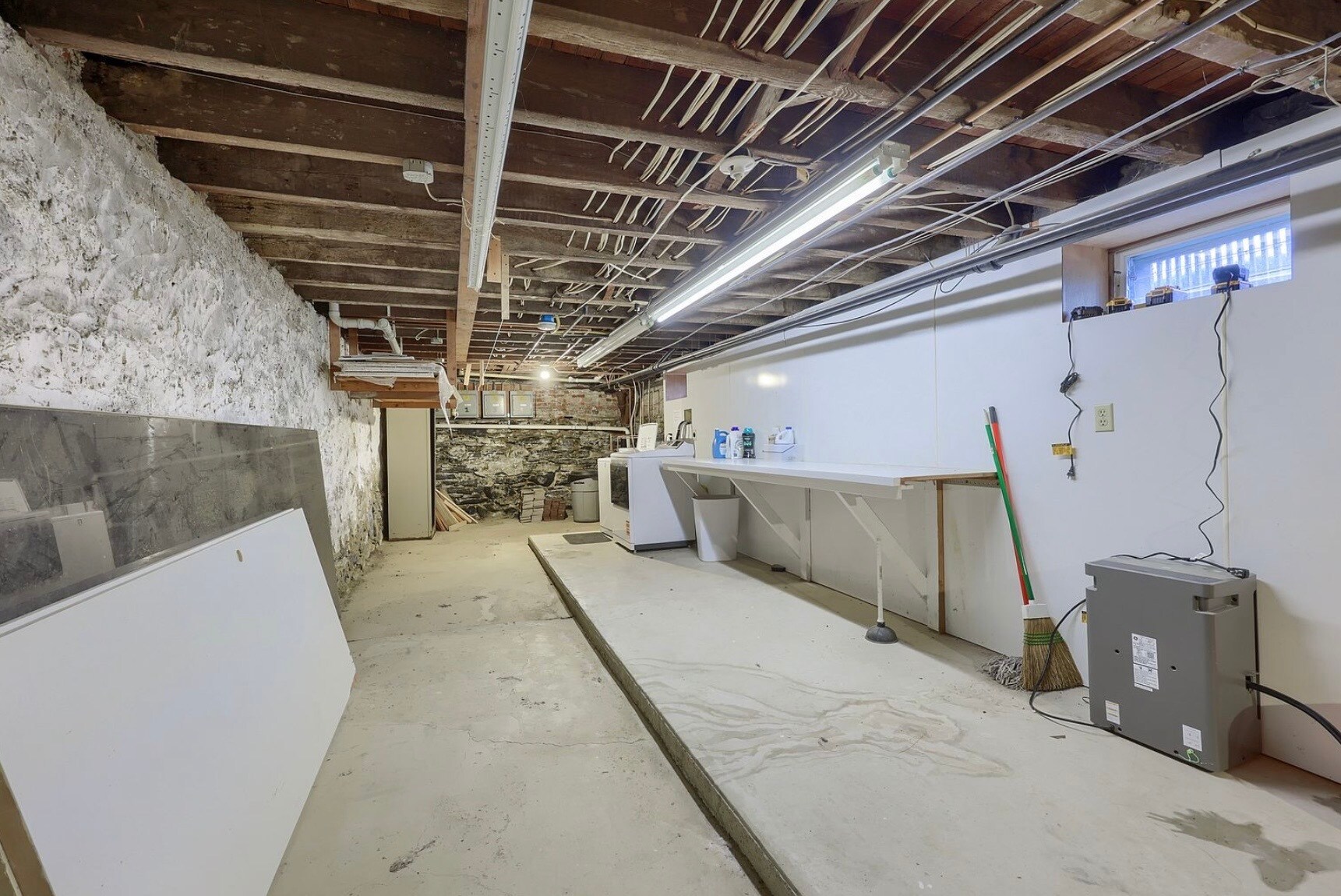 Building Photo - 146 E Clay St