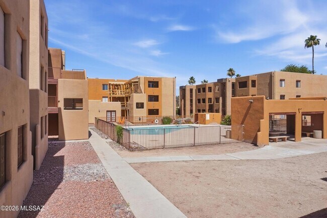 Building Photo - 1810 E Blacklidge Dr
