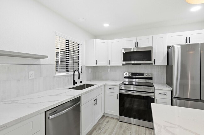 Building Photo - Beautiful 2 Bedroom Condo in China Town District