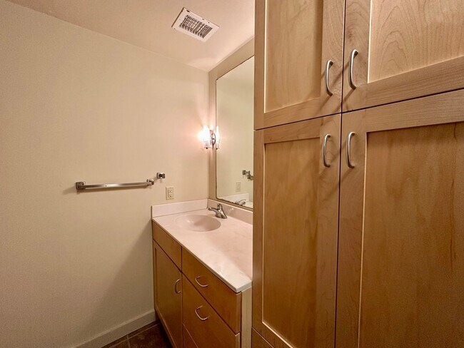Building Photo - 2/2 Apartment Walking Distance from UT