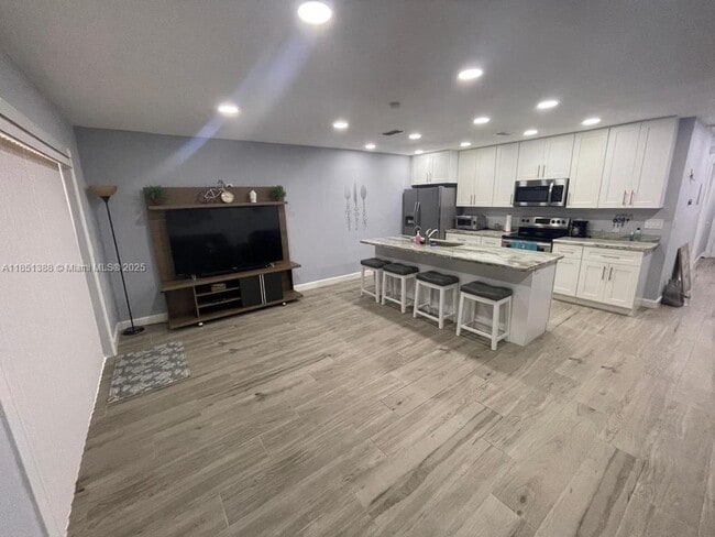 Building Photo - 4629 Vilabella Dr