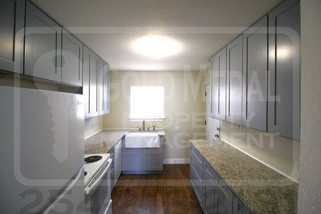 Building Photo - 905 Estelle Ave