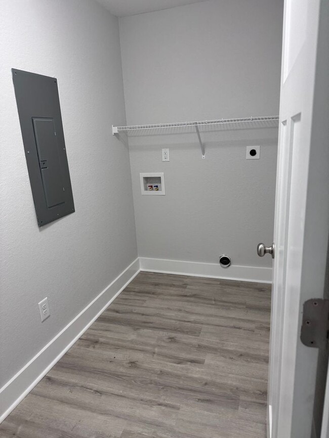 Building Photo - 997 Burnside Rd