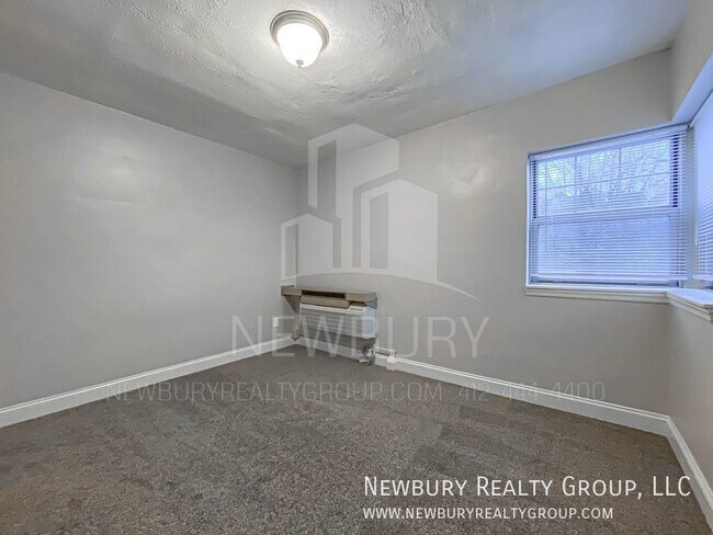 Building Photo - Cozy 2 Bedroom Available Now!