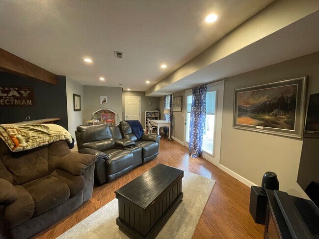 Building Photo - PRE-LEASING - Fully Furnished 6mo Short Term Rental in Ozark