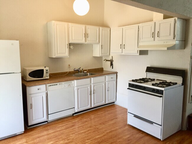 Building Photo - 3819 Beethoven St