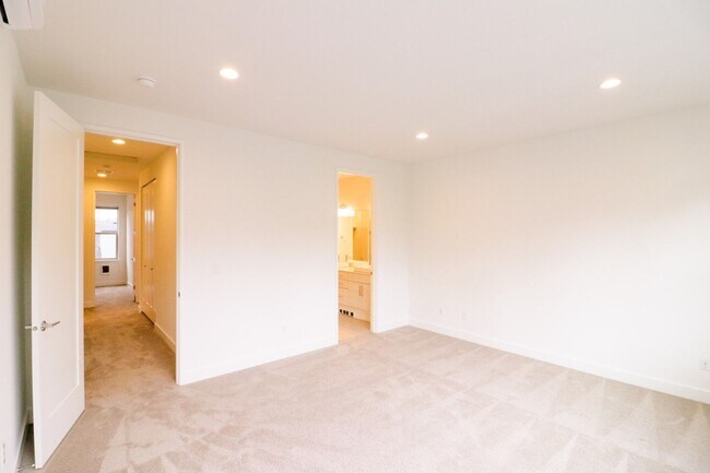Building Photo - 4bd/3ba Newcastle House