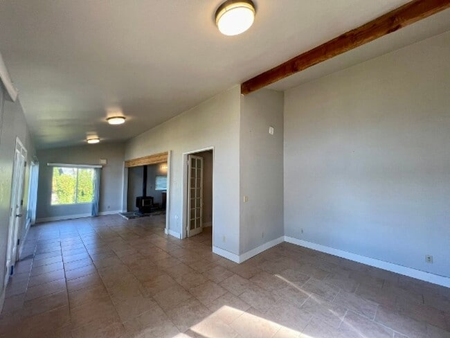 Building Photo - Beachfront Cabin - Water Included