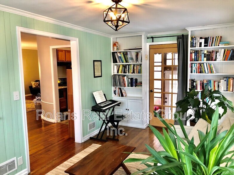 Building Photo - 3348 E Fall Creek Dr N