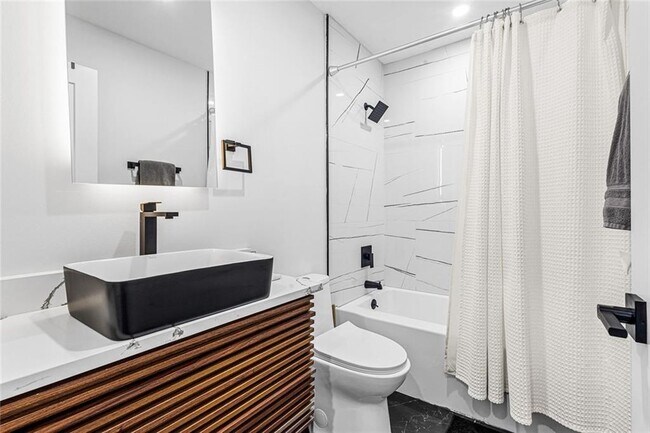 Building Photo - 915 Lost Forest Dr NW