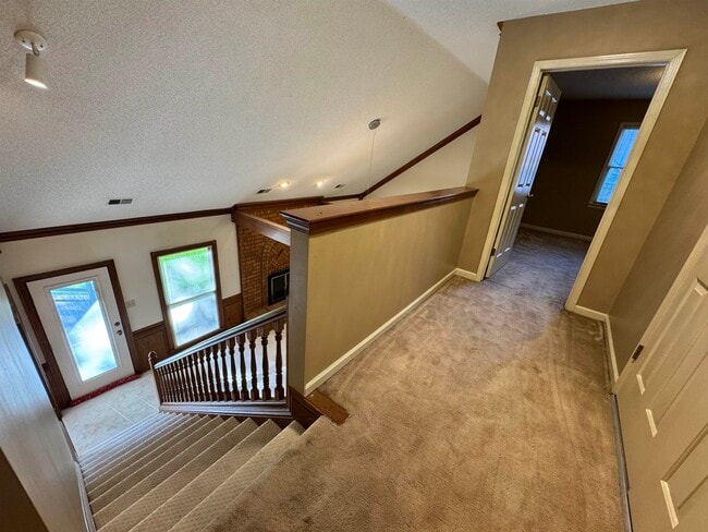 Building Photo - 2025 Mt Badon Ln