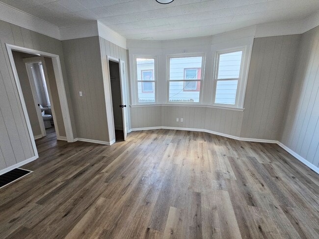 Building Photo - 930 3rd St