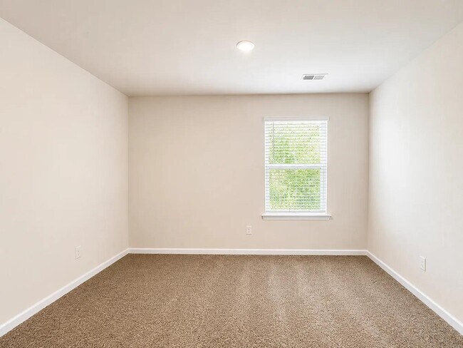 Building Photo - 225 Deskin Ln