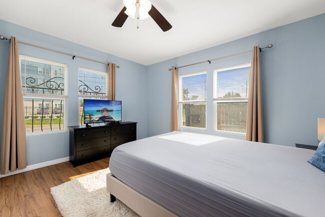 Building Photo - 2116 Live Oak St