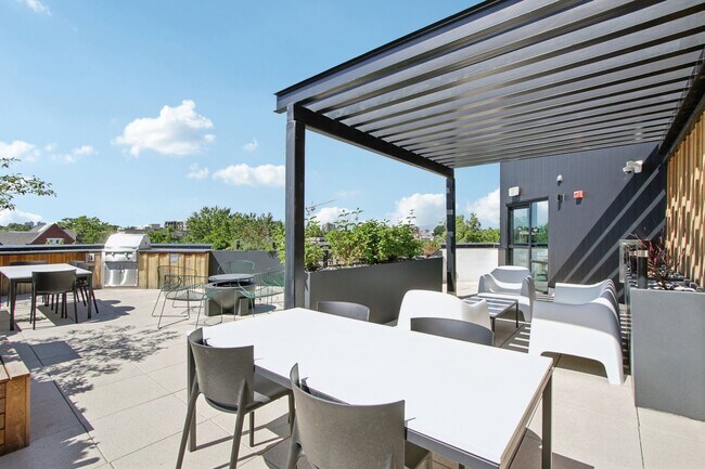 Building Photo - Urban 1-bedroom/ 1-bath Corner Unit in City Park West