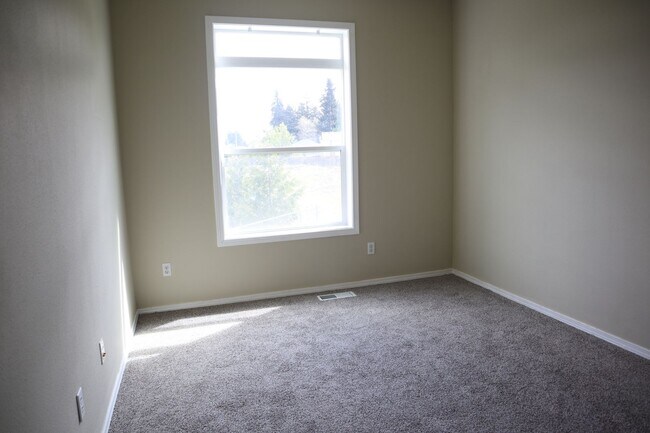 Building Photo - 9507 NE 39th Ave