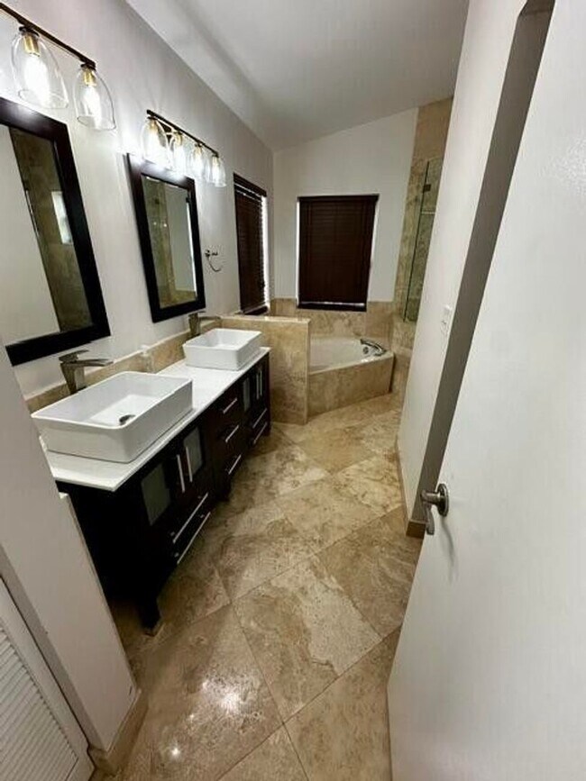 Building Photo - 11086 Baybreeze Way