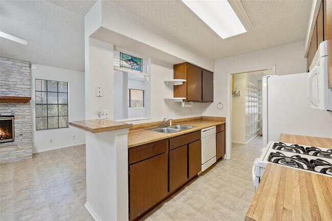 Building Photo - 12416 Deer Falls Dr