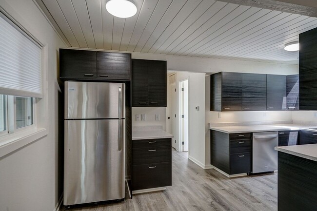 Building Photo - Updated 3 Bedroom 2 Bath Single Level Dupl...