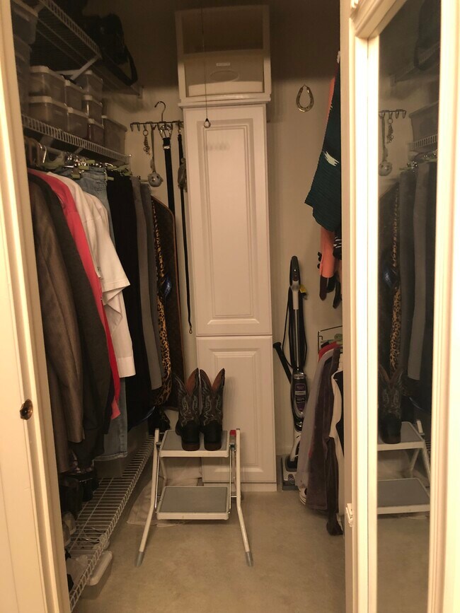 Building Photo - 2150 Valencia Dr