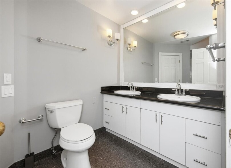 Building Photo - 501 N Wells St