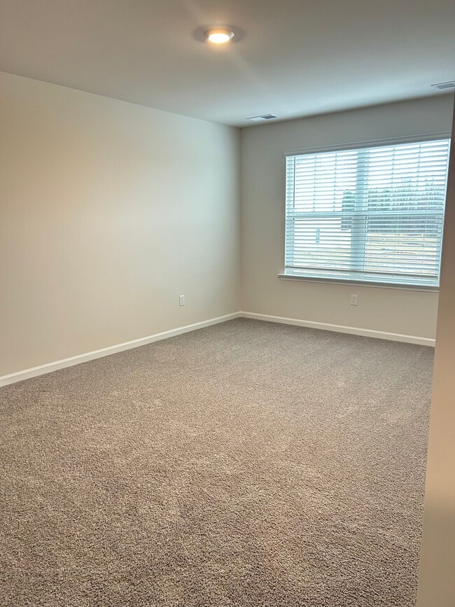 Building Photo - 810 Embark Cir