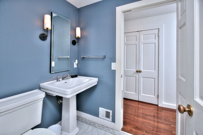 Building Photo - 562 Canoe Hill Rd