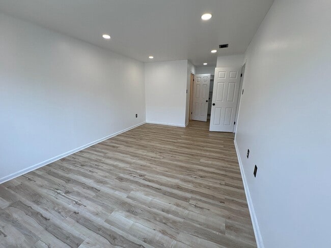 Building Photo - 72304 Delaire Landing Rd